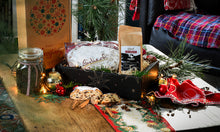 Lade das Bild in den Galerie-Viewer, Geschenkbox: Thüringer Stollen (600 gr) mit Kaffee von Denkmahl (250g)