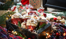 Lade das Bild in den Galerie-Viewer, Geschenkbox: 4 Tüten Plätzchen: Mailänder, Spritzgebäck, Vanillekipferl, Marmorkipferl ( a 250 g)
