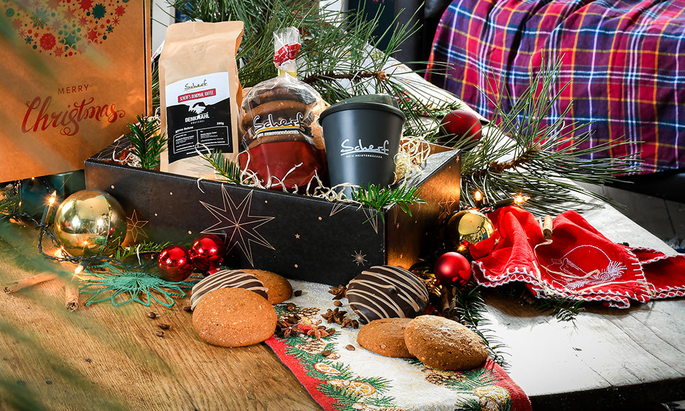 Geschenkbox: Kaffee von Denkmal (250 g), Scherf-to-Go Kaffeebecher, 1 Tüte Lebkuchen (6 Stck.)