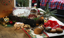 Lade das Bild in den Galerie-Viewer, Geschenkbox: Thüringer Stollen (600 gr) mit 6 Lebkuchen
